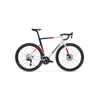 Side view of the Basso Astra 105 Di2 at bicycle. London, showcasing the seamless internal cable routing and the Shimano 105 electronic groupset for optimised shifting precision and a clean aesthetic.